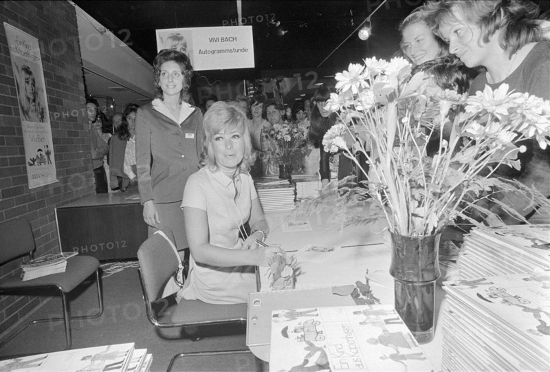 Vivi Bach signs a book 1971.