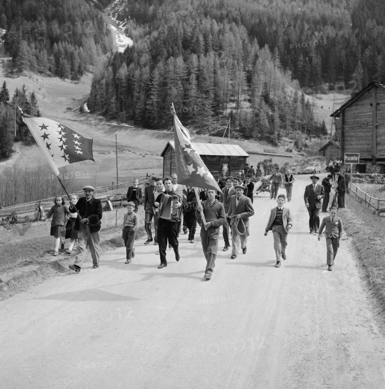 Transport of the maypole in Praz-de-Fort, 1954.