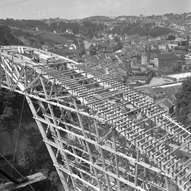 Gotteron bridge under construction, scaffolding, centring; 1959.