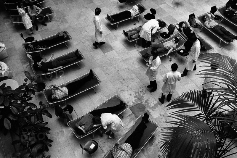 People donating blood in the Lichthof of University Zurich, 1971.