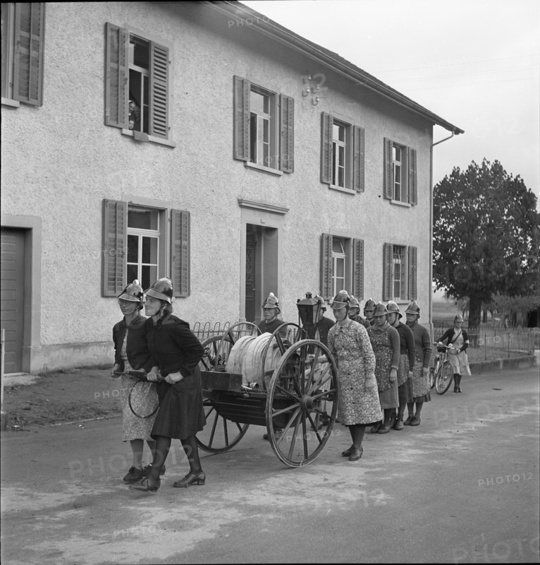 Women of the auxillary fire brigade with hose cart, 1941.