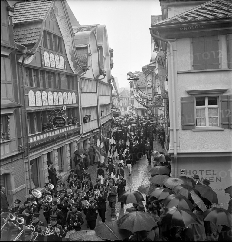 Voters meeting Glarus 1940: Procession with brass band music.