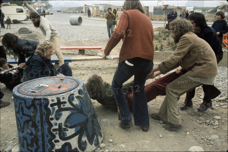 Squatters exercising behaviour in case of police intervention.