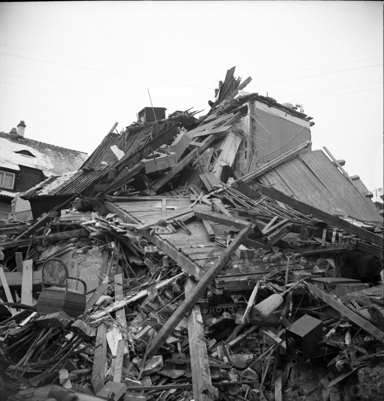 WW 2: bombing in Switzerland; bomb airdrop, dropping Zurich 1940.