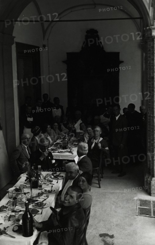 Members' banquet in the cloister of Santa Maria del Monte.