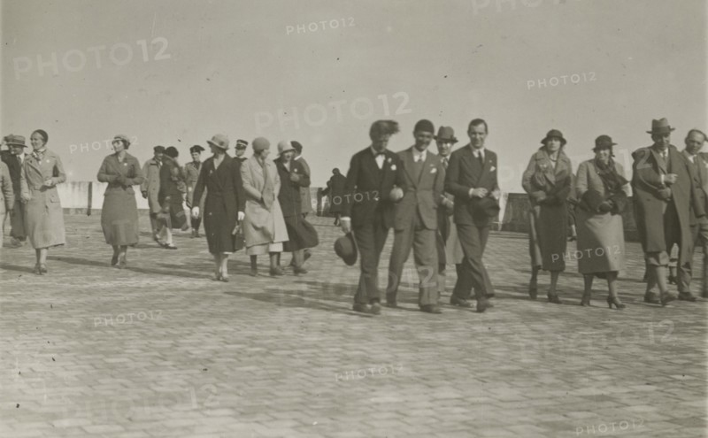 Walk along a seafront. 
	
		1924