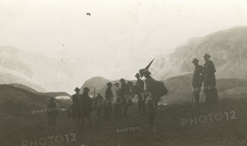 Departure of a team for the climb to Gran Sasso. 
	
		1913