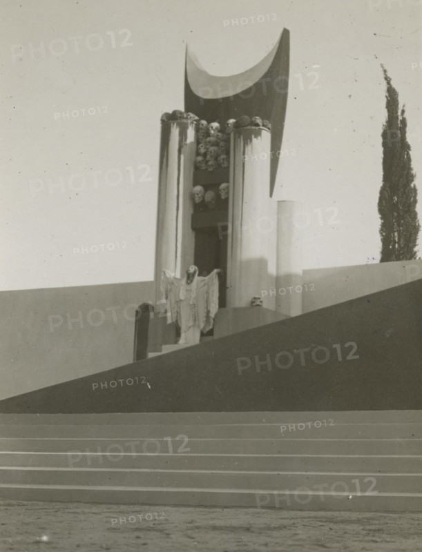 Antigone on stage in Syracuse. 
	
		1924