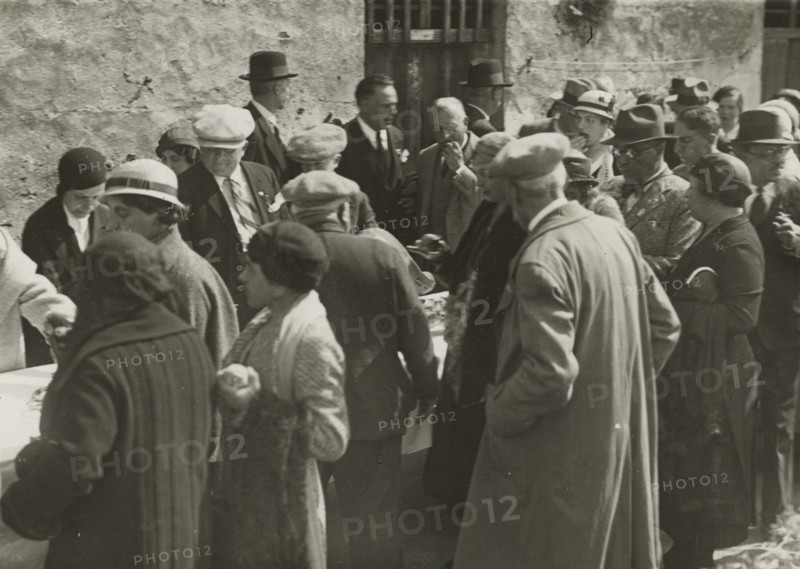 A caravan lunch. 
	
		1924