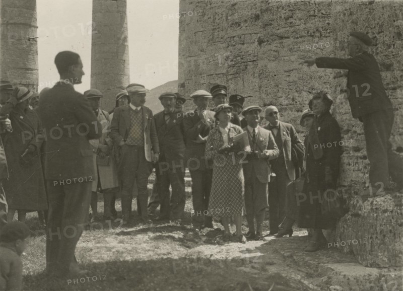 Explanation of a guide in Segesta. 1924