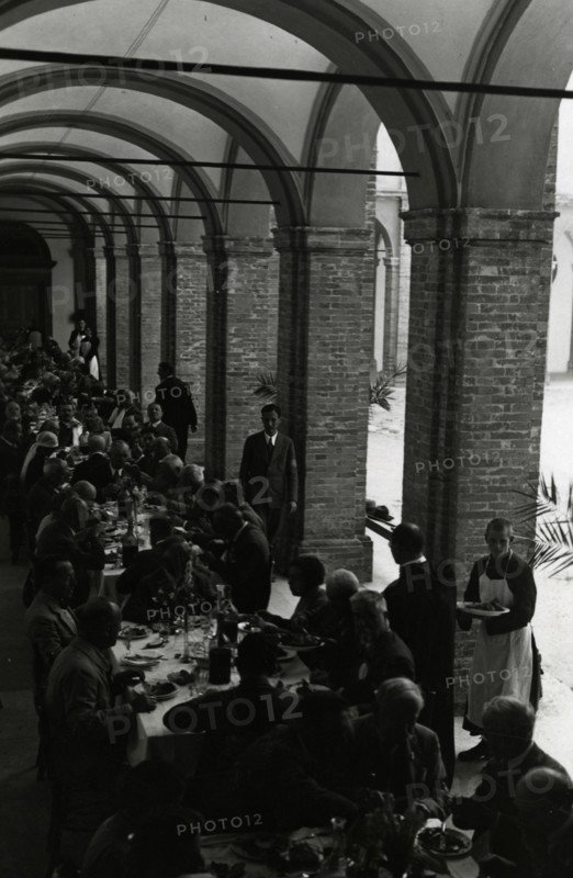 Touring Club Members ' banquet in the cloister of Santa Maria del Monte. 1931