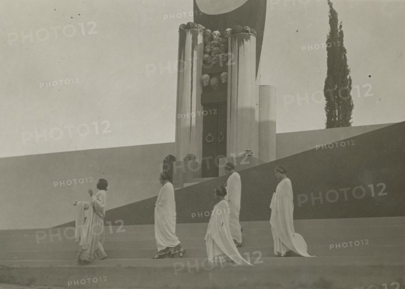 Actresses on stage in Syracuse. 1924