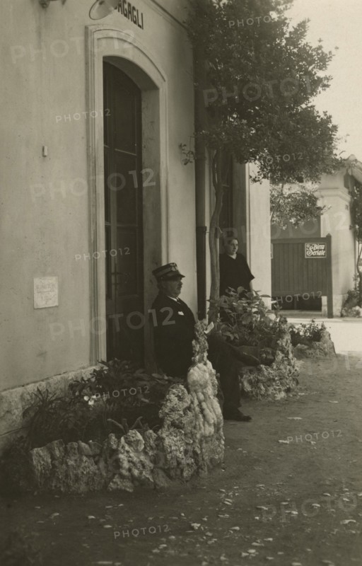 Cividate Malegno Station: the flowerbeds at the entrance to the building. 1928-1930