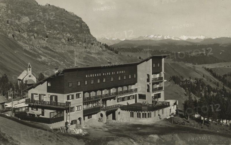 The Alpe di Siusi Hotel and the little church. ca. 1950