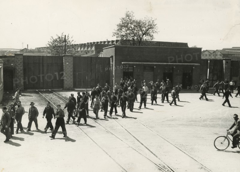Workers leaving the Breda plant in Sesto San Giovanni. 1963
