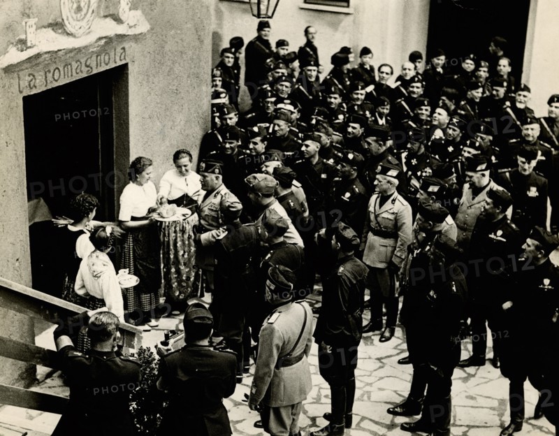 Bread offered to Benito Mussolini at the Romagna forge