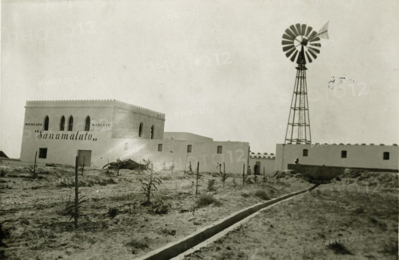 View of the Sanamalato farm in Tripolitania, with a wind turbine system for lifting.