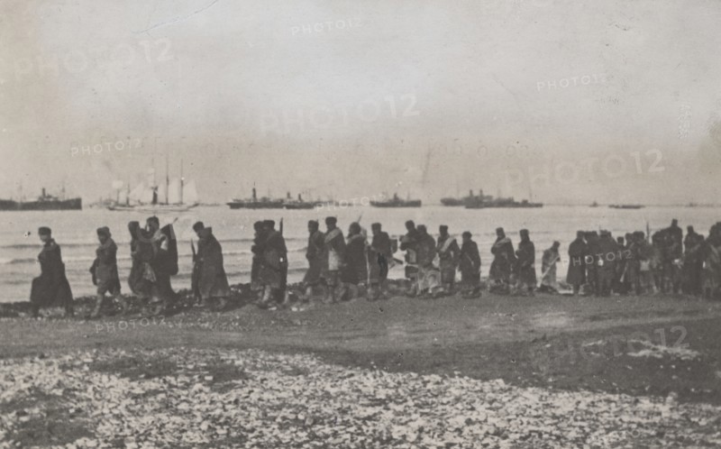 Serbian troops board Italian ships off the Albanian coast.