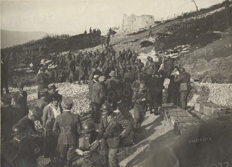 The distribution of gifts collected by the Italian Touring Club to the Col Moschin fighters.