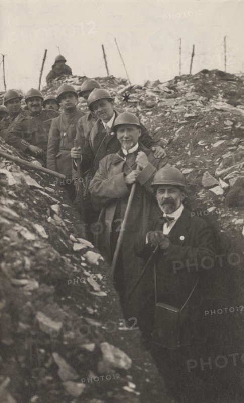 Luigi Vittorio Bertarelli and his collaborators on the occasion of the distribution of the gifts collected by the Italian Touring Club to the Col Moschin fighters.