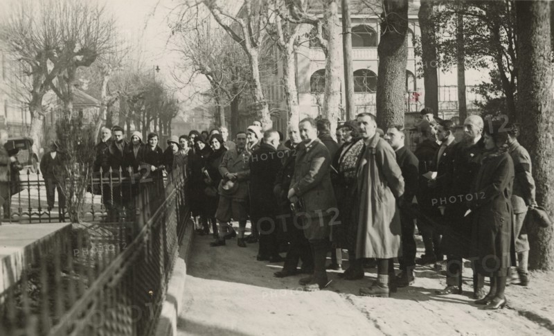 Touring Club Italiano Members in front of the war memorial in Domodossola.