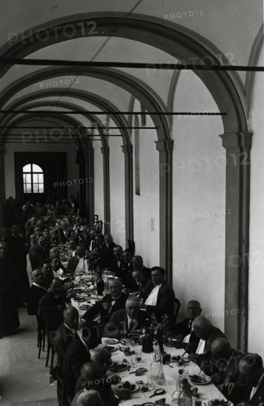 Members' banquet in the cloister of Santa Maria del Monte.