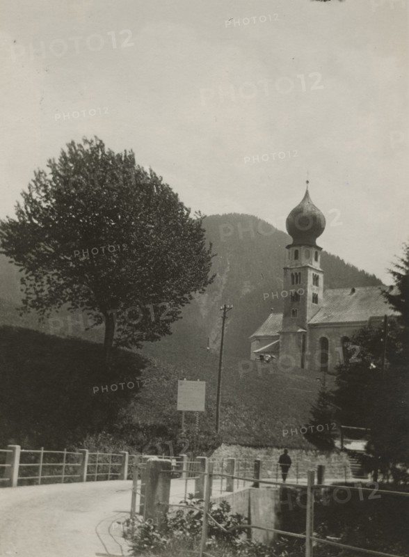 The village of Tires. 
	
		1927
