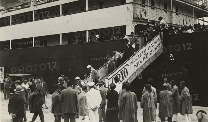 Excursionists disembark in Tripoli. 
	
		1931