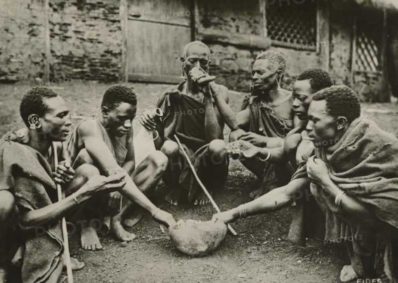 An indigenous repas in Kenya (Nyeri). 
	
		1920-1950