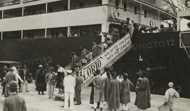 Excursionists disembark in Tripoli. 
	
		1931
