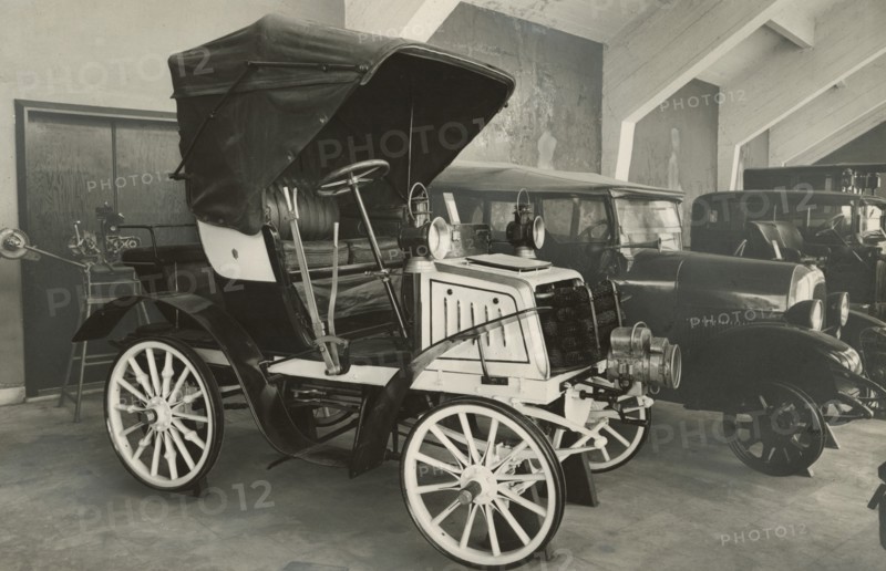 Visit of the sovereigns of Italy to the Touring Club headquarters on Via Monte Napoleone. 1906