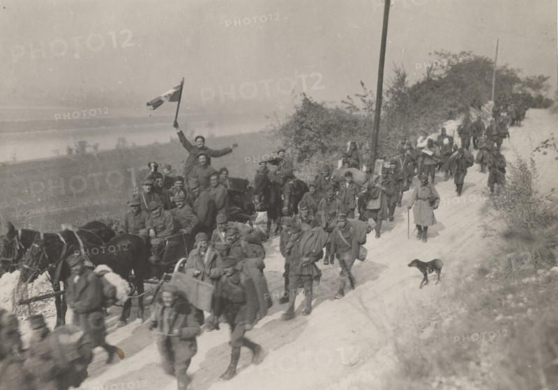 Italian prisoners return home, crossing the Val Lagarina.