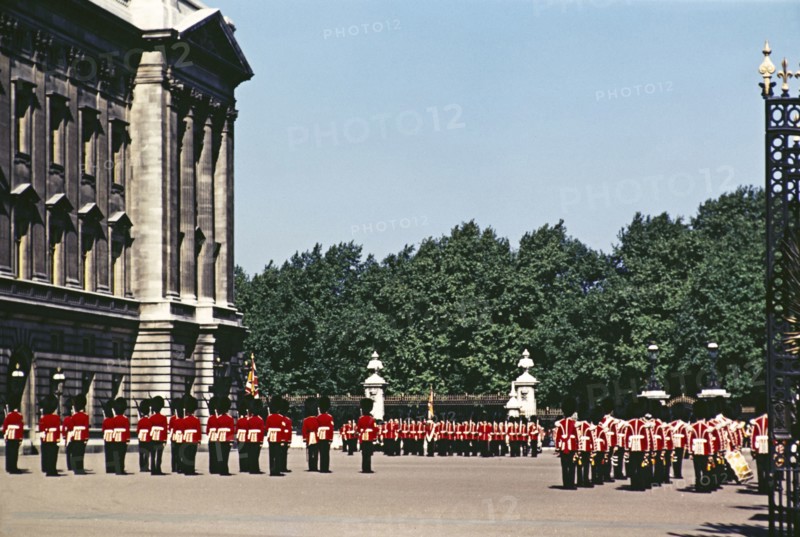 Guardsmen soliders marching, Changing of the Guard, Buckingham Palace, London, England, Uk, late 1950s, early 1960s.
