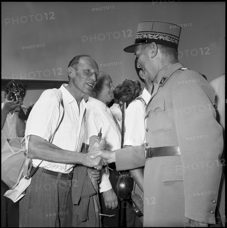 Swiss Himalaya expedition 1956: Arrival or departure in Kloten, Wolfgang Diehl and Brunner