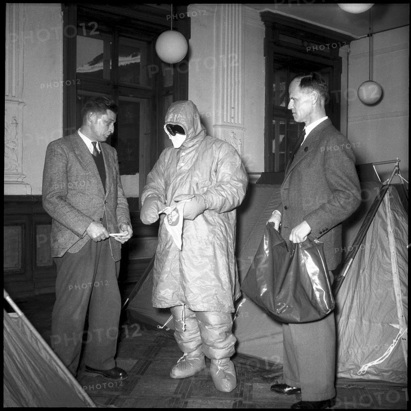 Swiss Himalaya expedition of the AACZ 1953: Handling the tent of Lauterburg, Braun und Huss