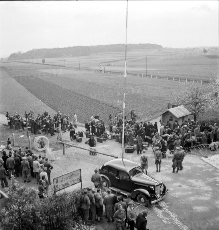 Refugees at the border, Ramsen 1945