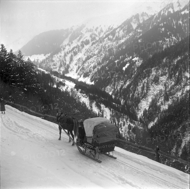 Post delivery in the Grisons by sleigh 1953