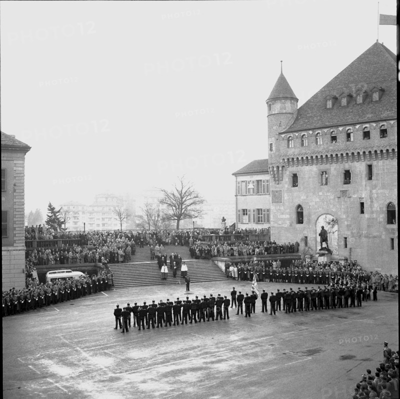 Swearing In of police recruits, Schlosshof Lausanne 1956