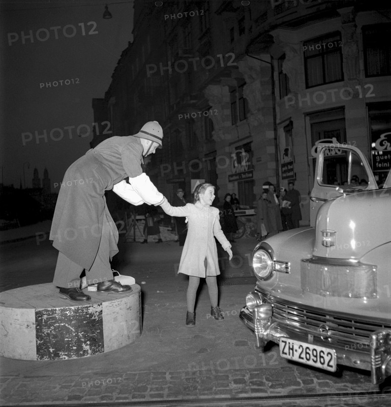 Drivers give presents to traffic policeman in Zurich 1949