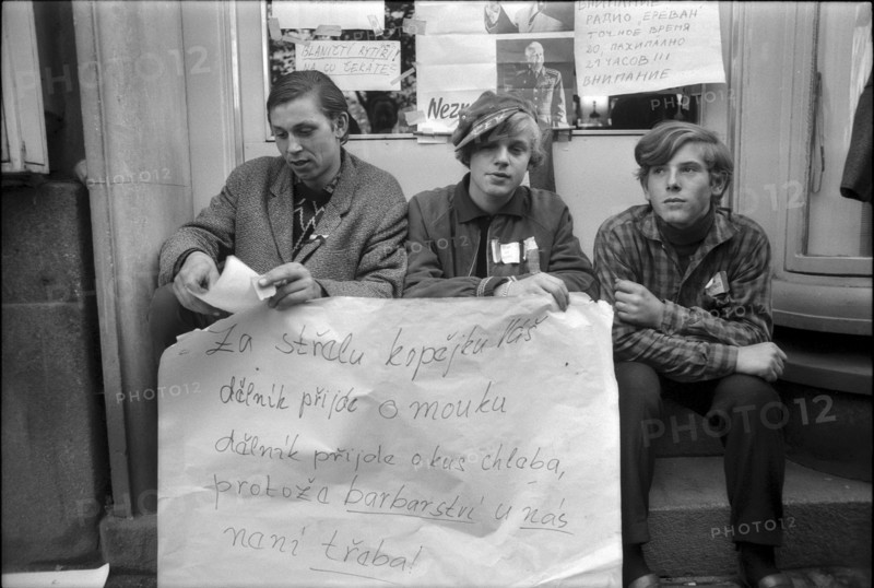 Prague 1968 after the invasion of the Warsaw Pact troops: young men resist