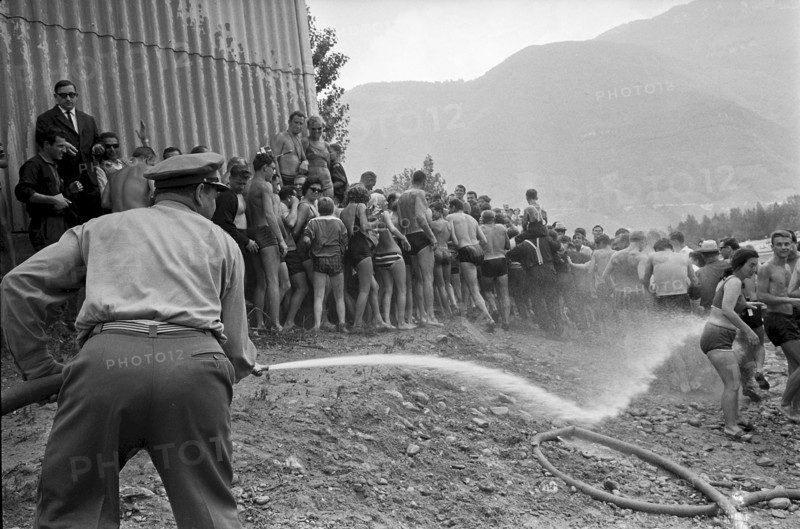 Salvage of the mini-submarine ""Tigerhai I"" near Locarno, 1965: Policeman dispel spectators with water
