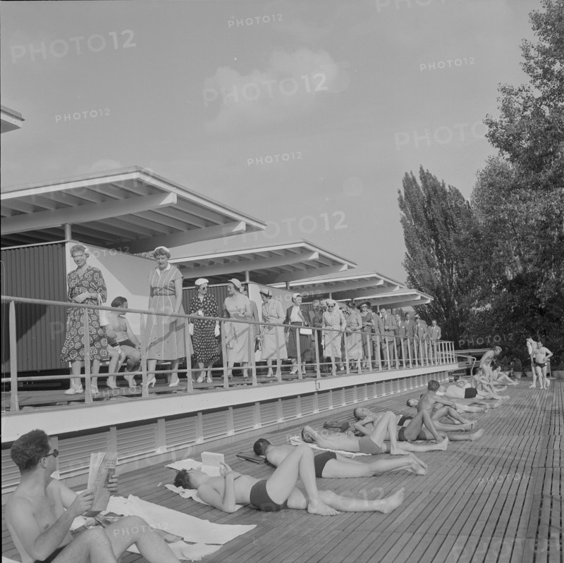 Consular corps visiting lido Tiefenbrunnen, Zurich 1954