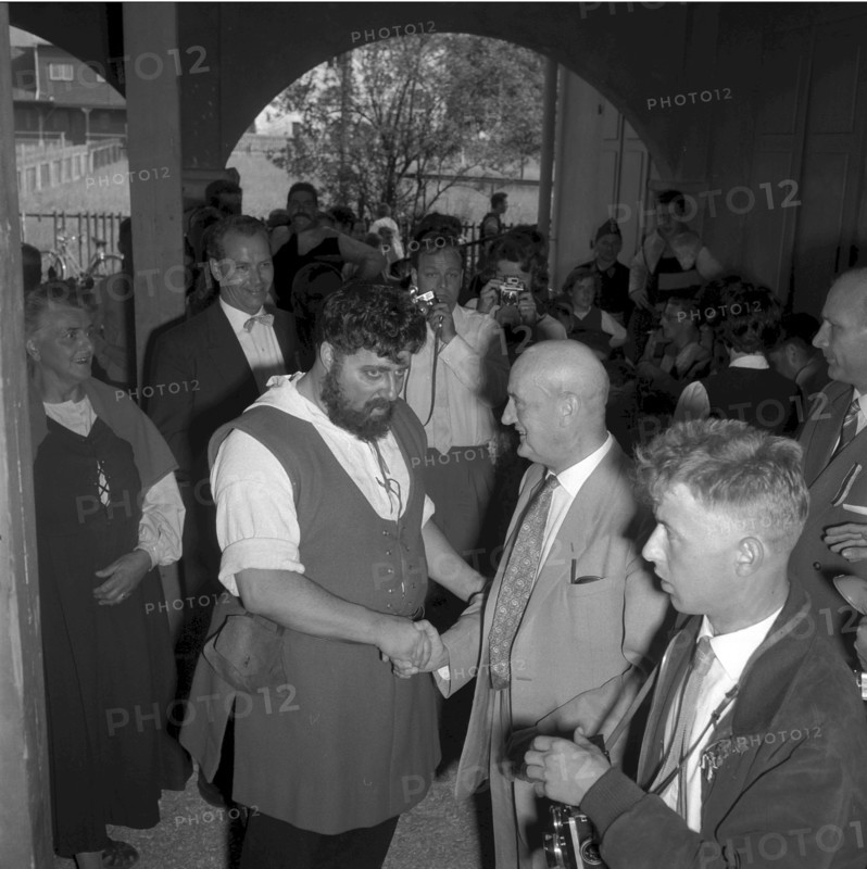 Play ""Wilhelm Tell"" staged in Altdorf 1959: Gisler as Tell, Federal Councillor Etter