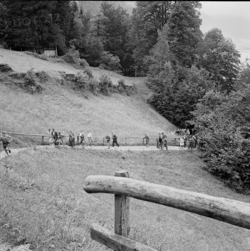 School outing to the Ruetli, children hiking, 1958