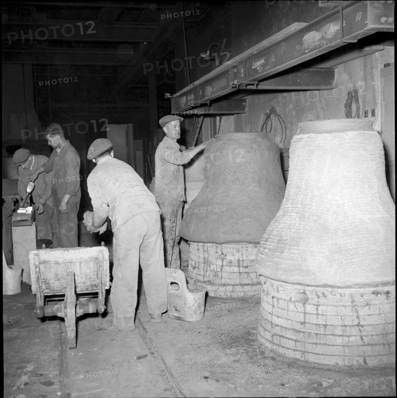 Aarau, preparing  mould at Ruetschi bell foundry 1951
