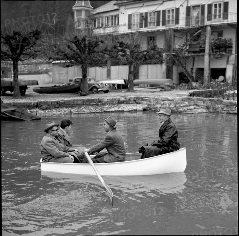 Produc^tion of plastic boat, quality check, Bienne 1955