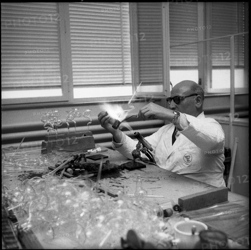 Production of pharmaceutical glass, Vitrum AG St. Gallen 1959