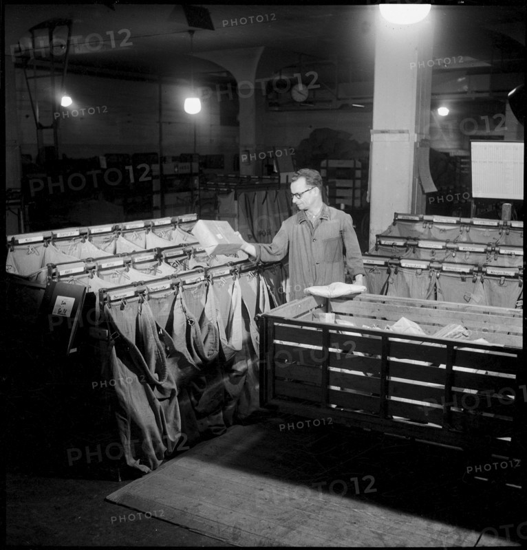 Sihlpost, sorting parcels, Zurich parcel post 1944