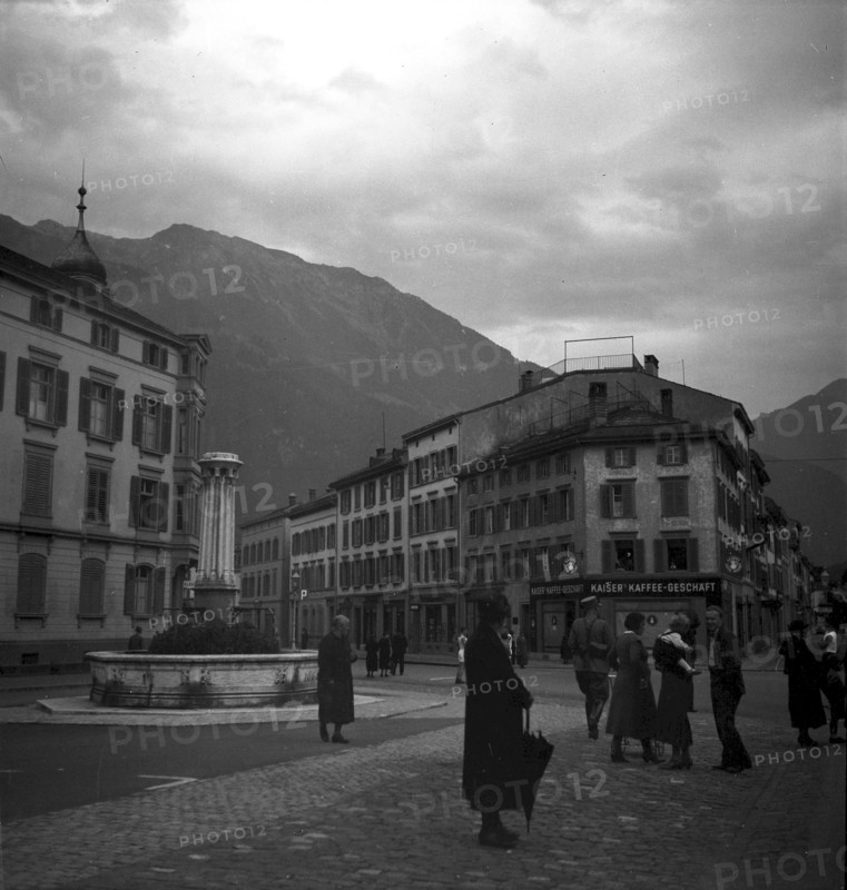 Glarus 1934: square, fountain, people