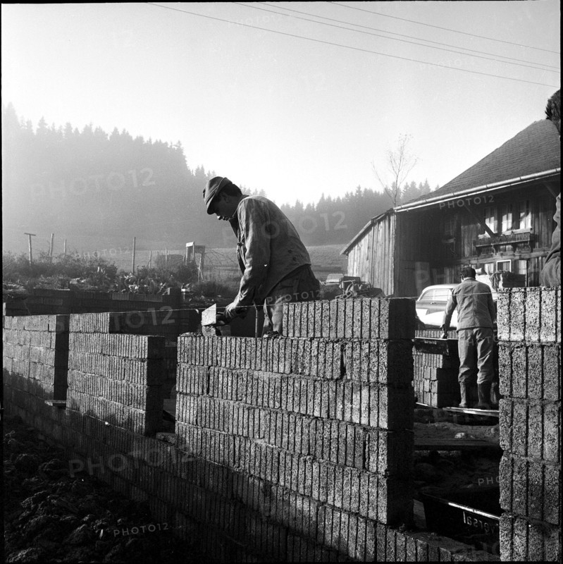 Self-help course for bricklayer in Treyvaux, 1964